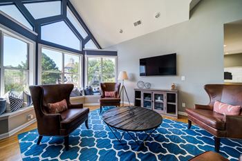 additional photo for property listing at chic digs with room to stretch out in the village 22 car